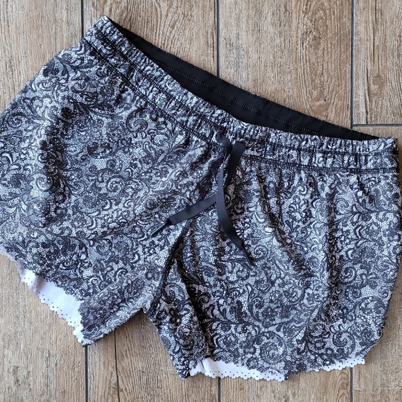 lululemon athletica Pants - LULULEMON HIT IT SHORTS